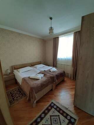 Гостевой дом Kazbegi Guide Степанцминда Двухместный номер с 2 отдельными кроватями и собственной ванной комнатой-1