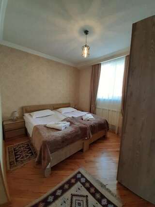 Гостевой дом Kazbegi Guide Степанцминда Двухместный номер с 2 отдельными кроватями и собственной ванной комнатой-3